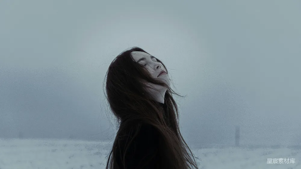 高清摄影 人物 一头长黑发的女子在雪地里。