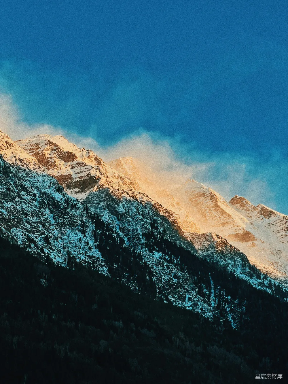 高清摄影  一座覆盖着雪的山，背景是蓝天。