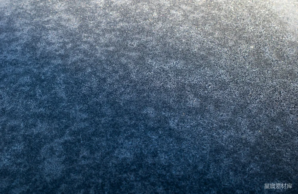 高清摄影  一张黑白照片，地面上覆盖着积雪。