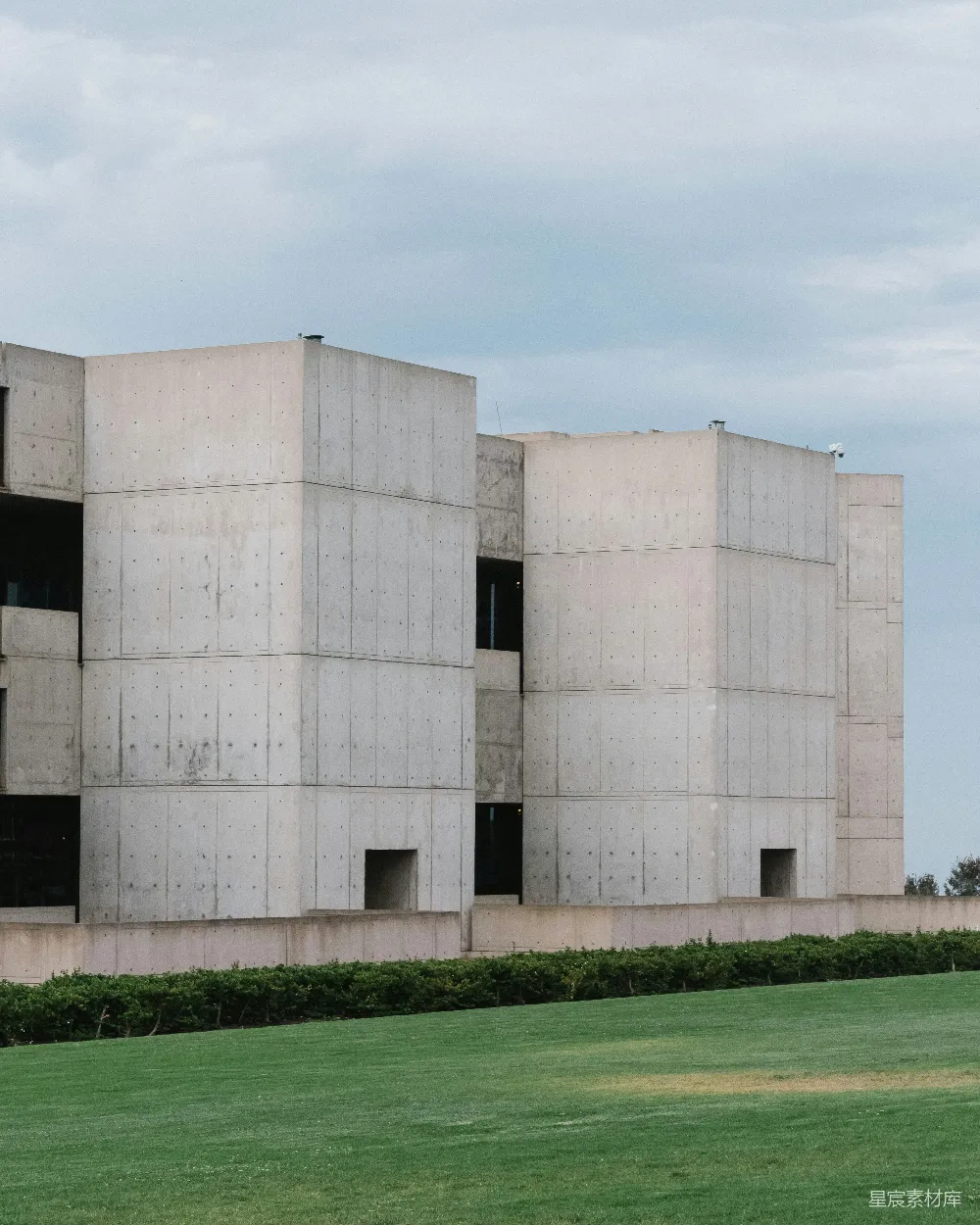 高清摄影  白天，棕色的混凝土建筑位于绿色的草地上。