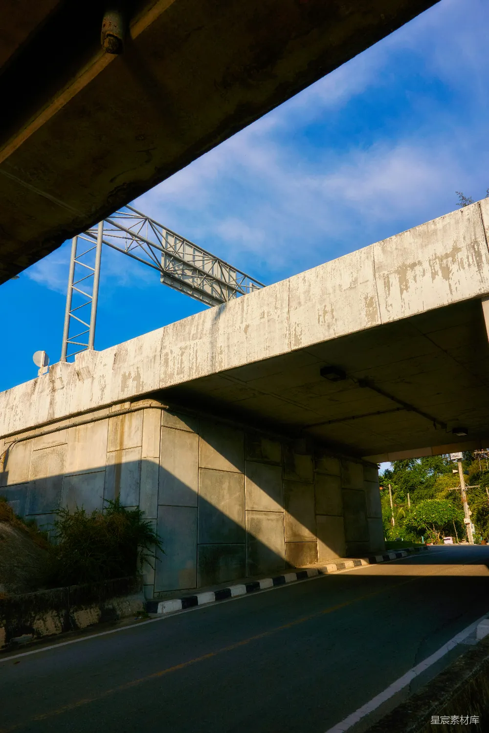 高清摄影  混凝土高架桥在下面的道路上投下阴影