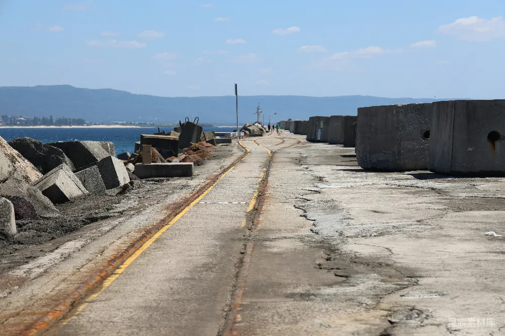 高清摄影  一条靠近水体的道路