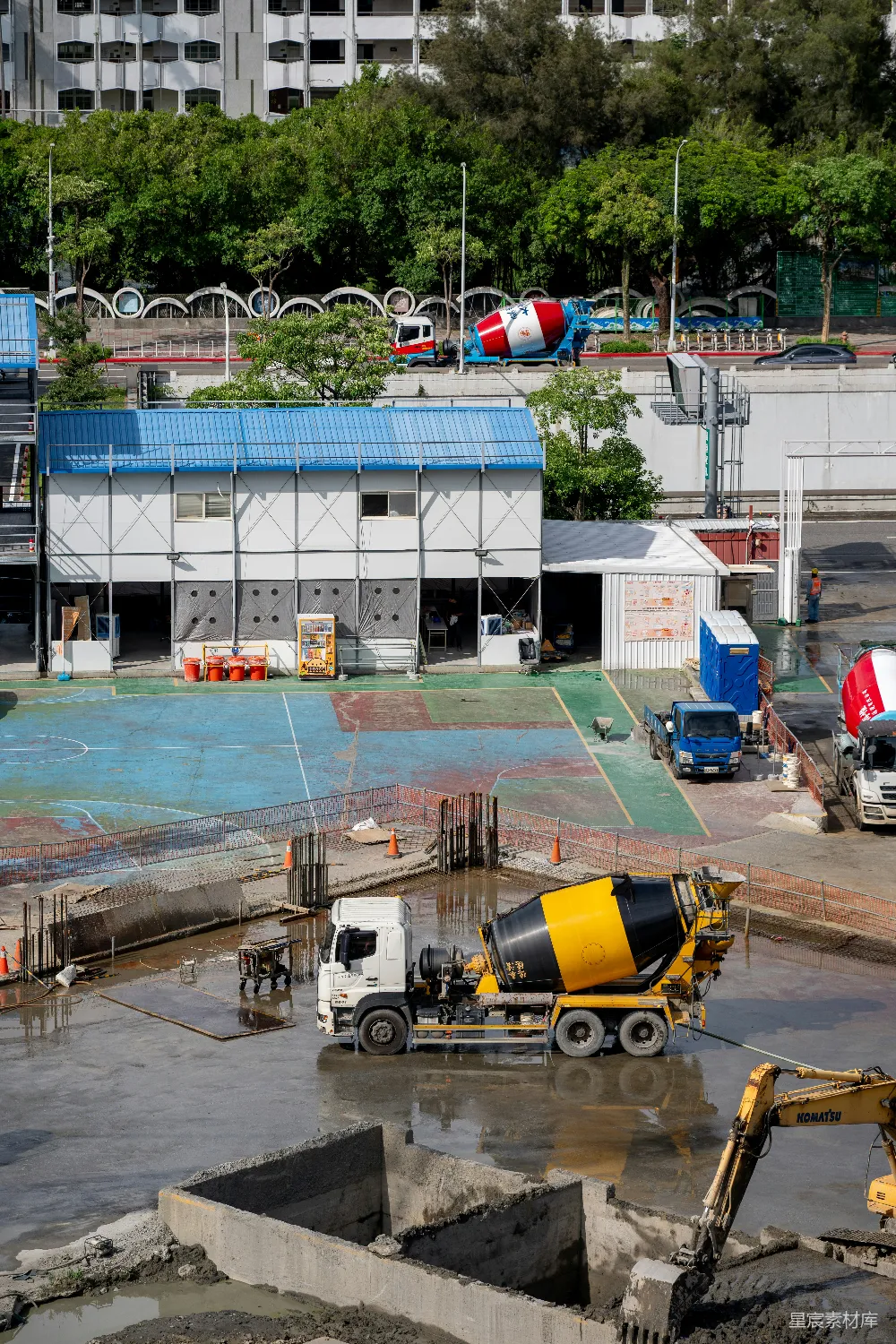 高清摄影  黄色的混凝土搅拌车在建筑工地上。