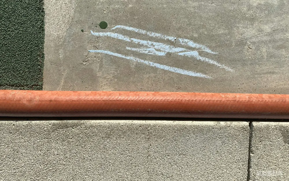 高清摄影 实验性 一幅近景图，显示了一条人行道，上面有涂鸦。