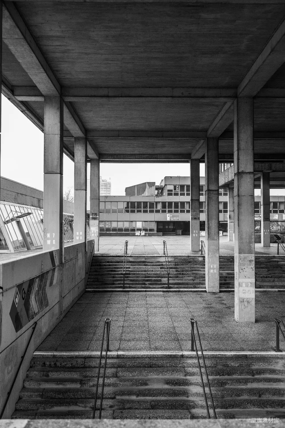高清摄影  混凝土 Brutalist 风格建筑，带有楼梯和建筑物