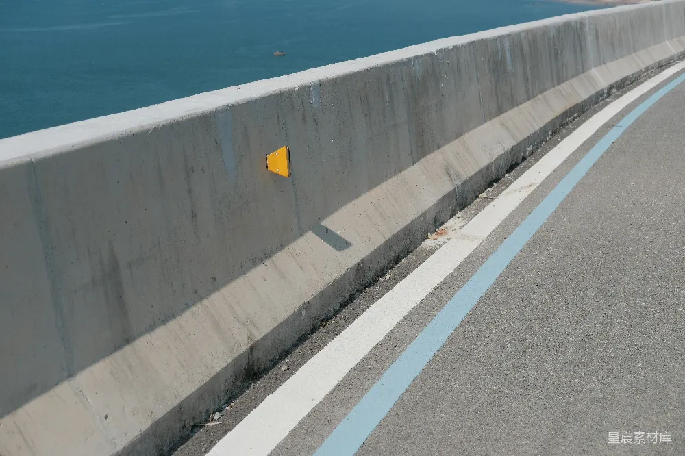 高清摄影  在靠近海洋的道路上设置的混凝土屏障