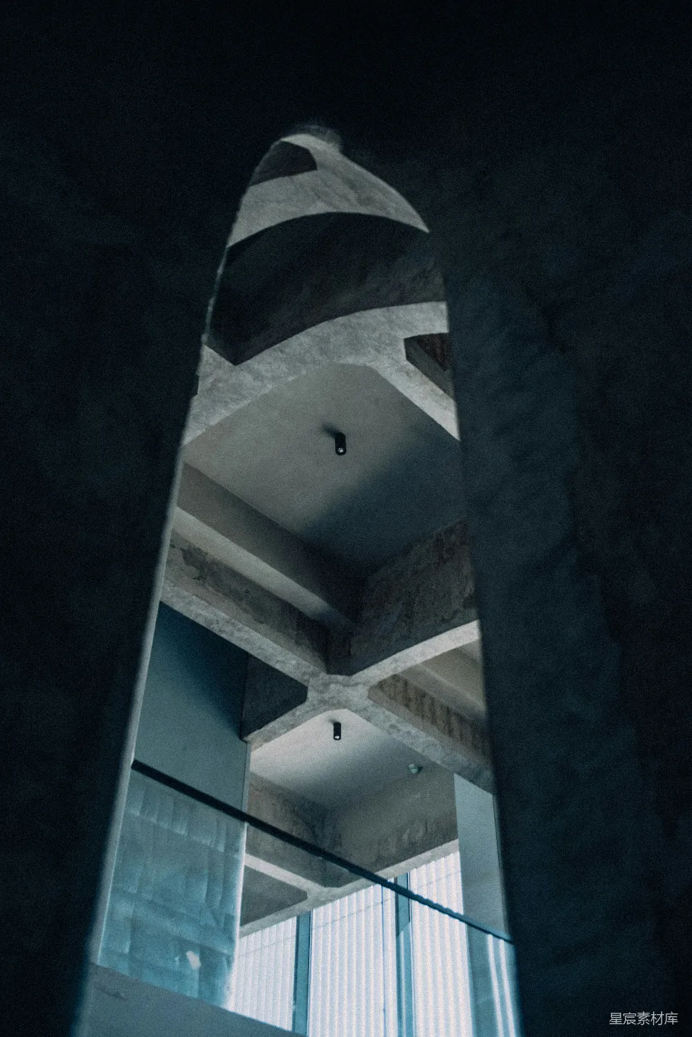 高清摄影  抽象的实体建筑，带有几何形状和梁