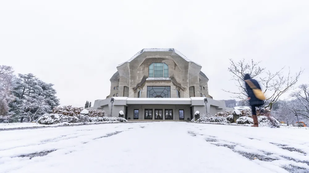 高清摄影  一座大建筑物，地上覆盖着厚厚的积雪。