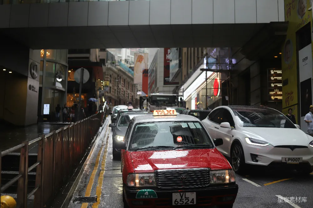 高清摄影  白天在建筑物之间的道路上行驶的汽车
