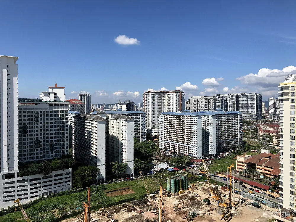 高清摄影  白天晴朗的蓝天下的白色和灰色混凝土建筑