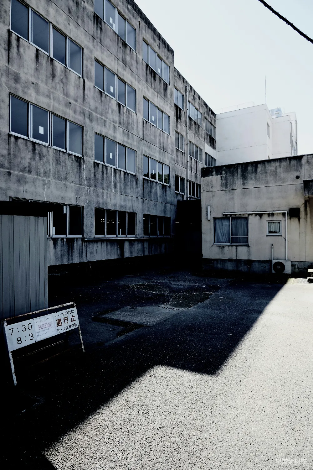 高清摄影  一个建筑物前面空无一人的停车场