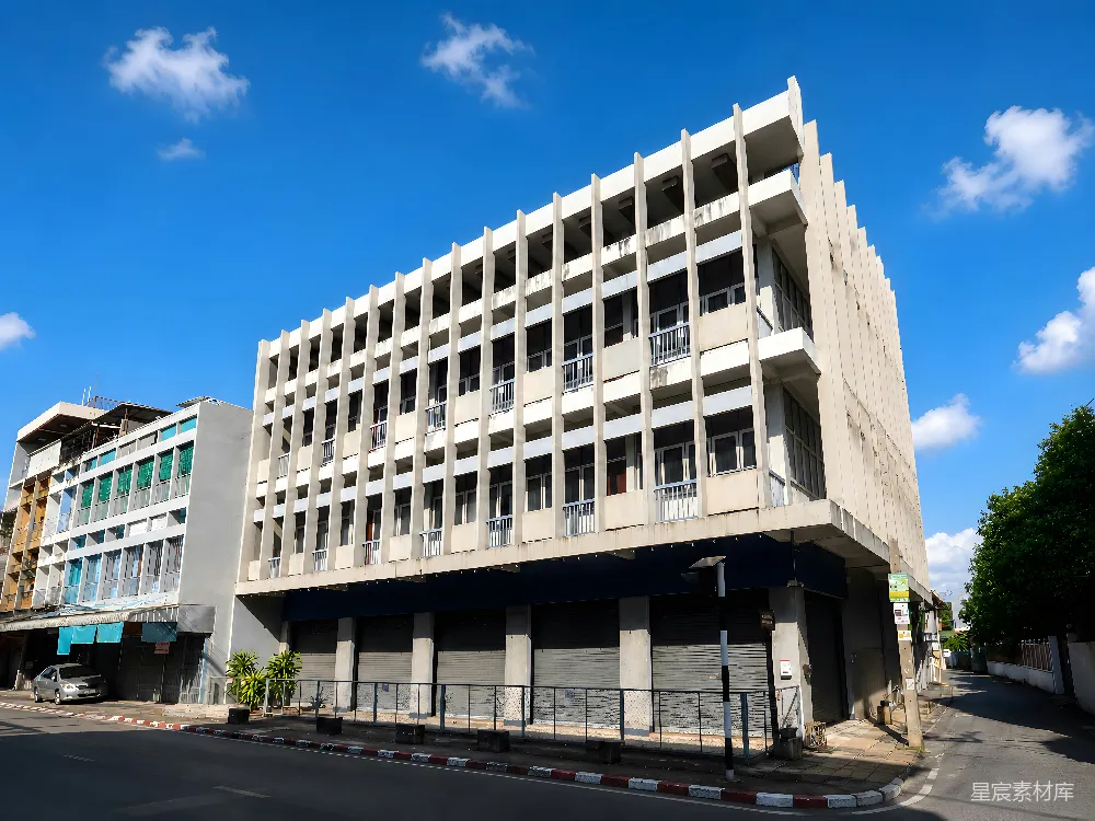 高清摄影  现代混凝土建筑在蓝天下的背景下有许多窗户。