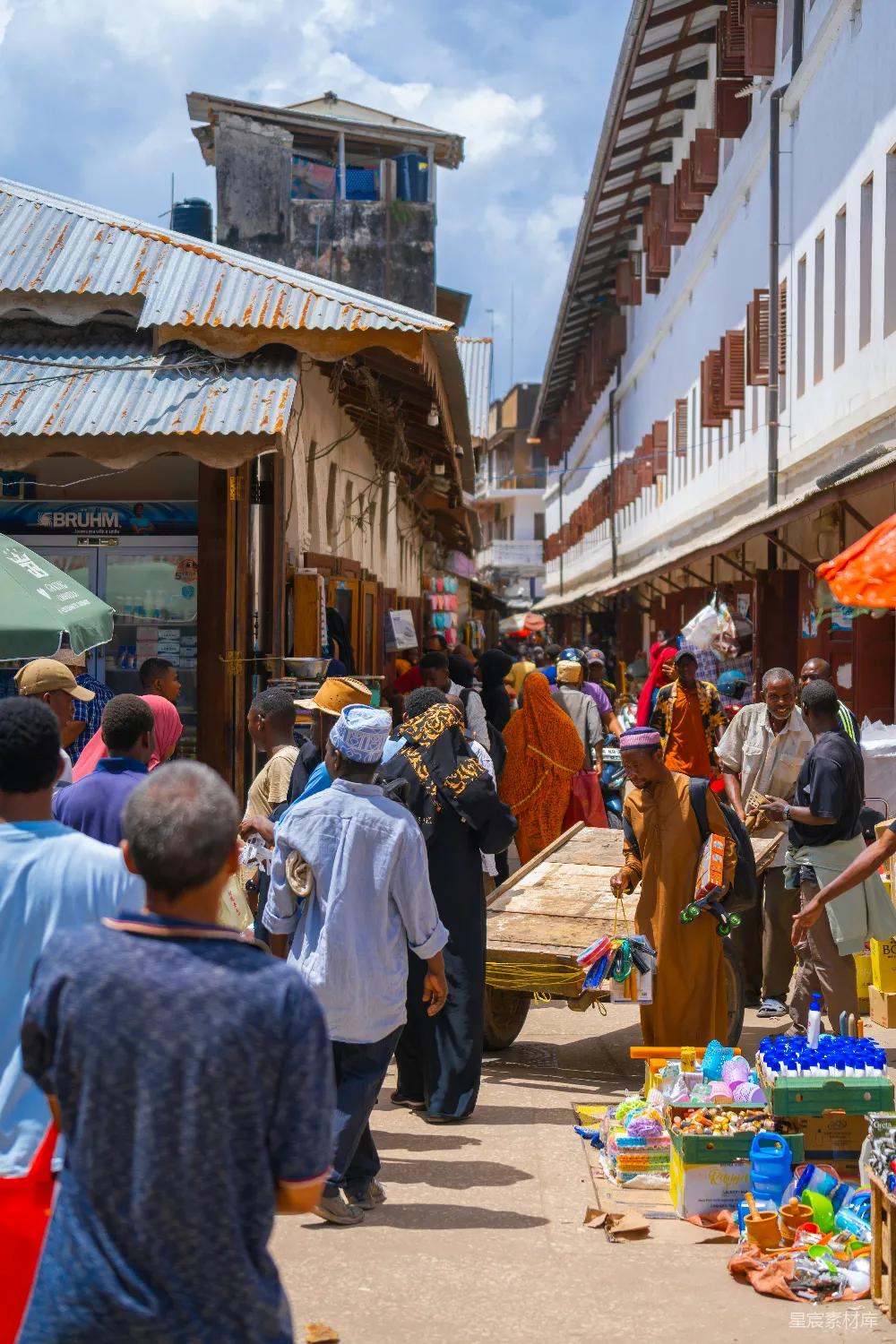 高清摄影 人物 旅行 一群人围着市场散步