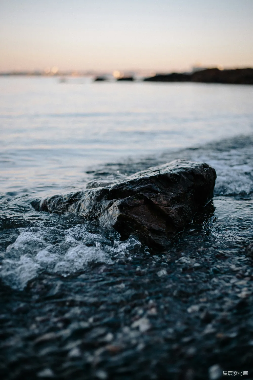 高清摄影  海水拍打着海岸上的岩石