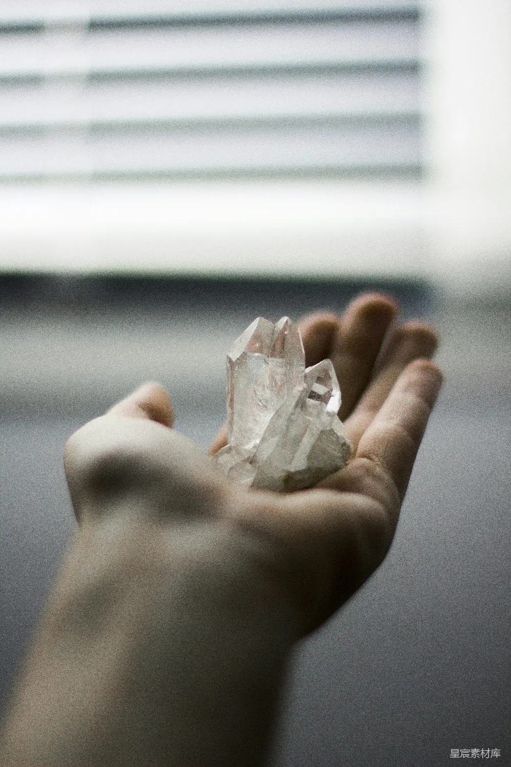 高清摄影  手持水晶石的人