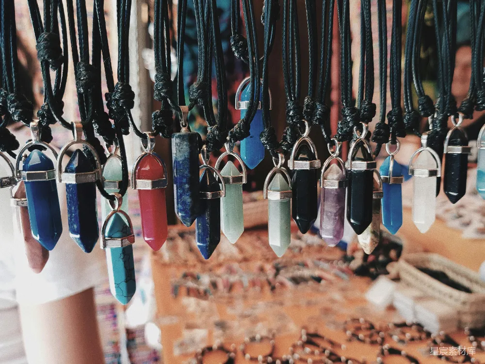 高清摄影 壁纸 自然 黑色金属栏杆上的蓝色和红色挂锁