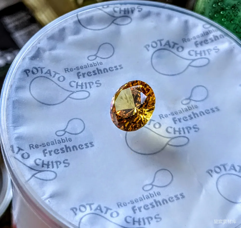 高清摄影  包装薯片上的多面黄色宝石。
