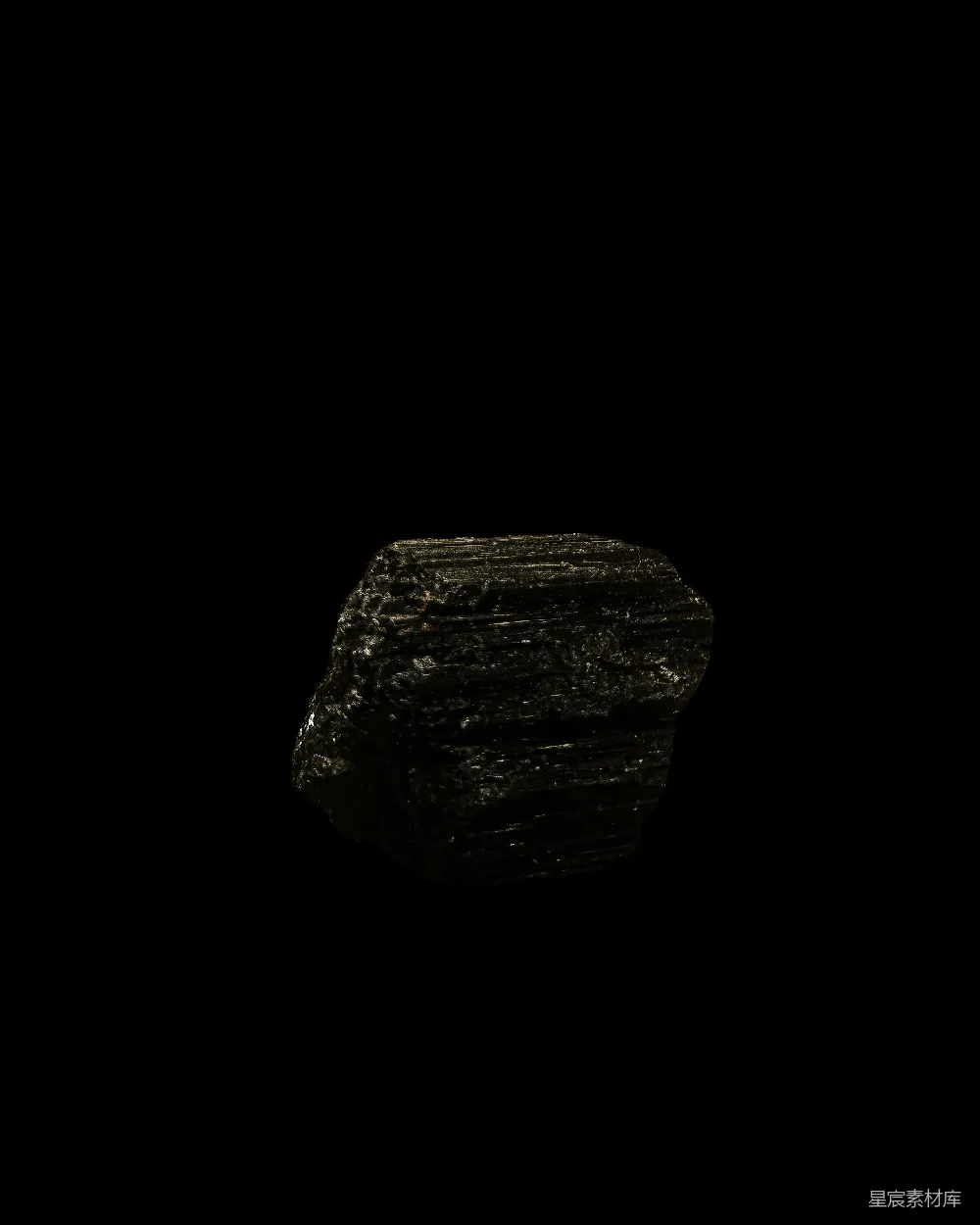 高清摄影  一块黑色的煤块在黑暗的背景上。