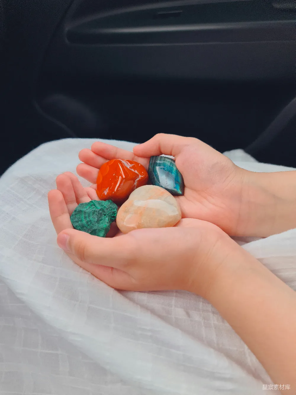 高清摄影  手持绿色塑料玩具的人