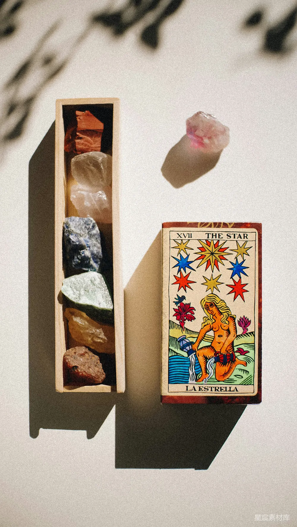 高清摄影  一盒石头和一个包含塔罗牌的塔罗盒。
