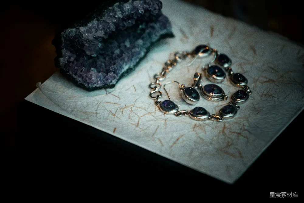 高清摄影  紫水晶珠宝和原水晶在纹理纸上展示