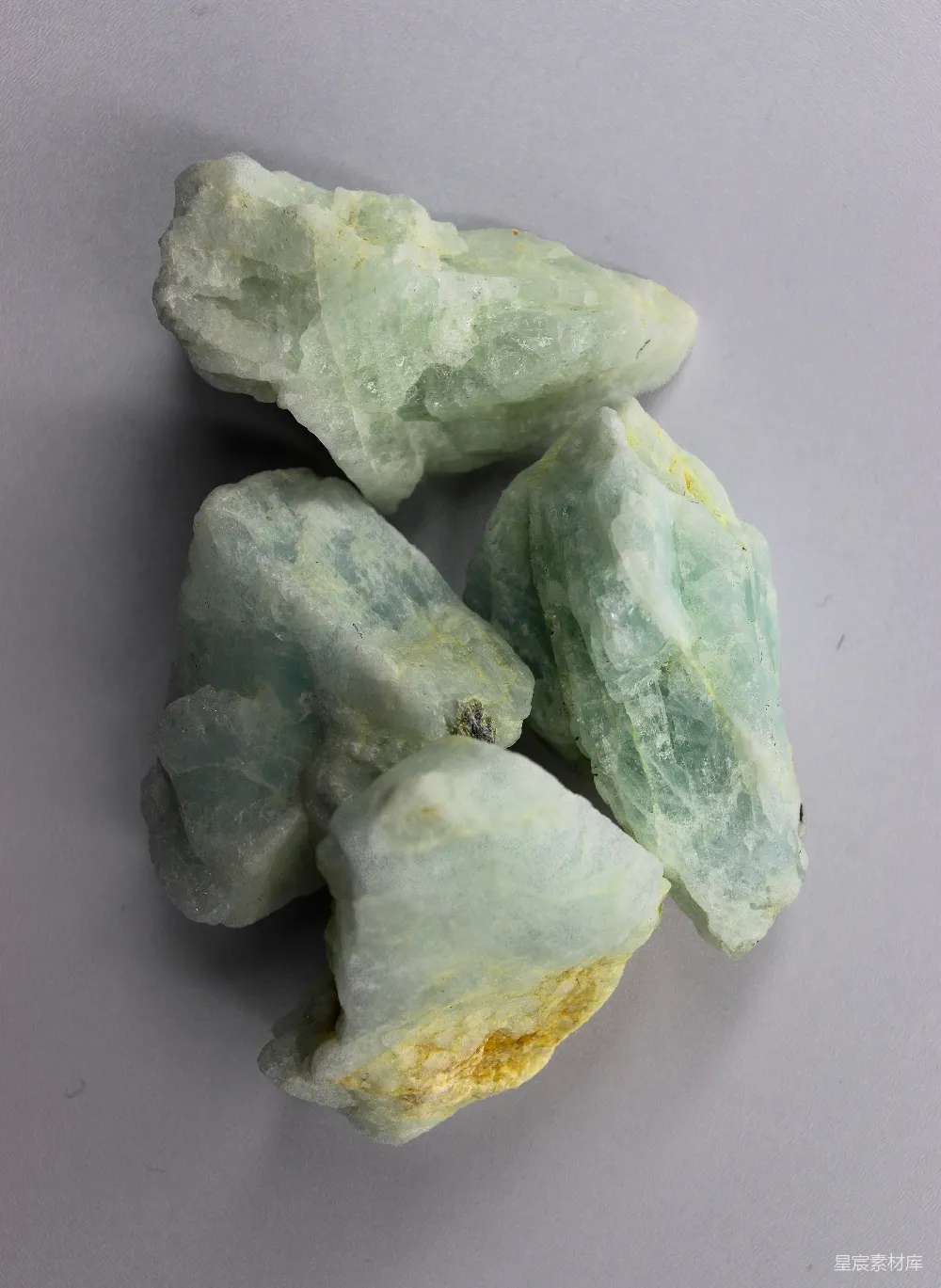 高清摄影  几块粗糙的浅绿色和白色的矿物石。