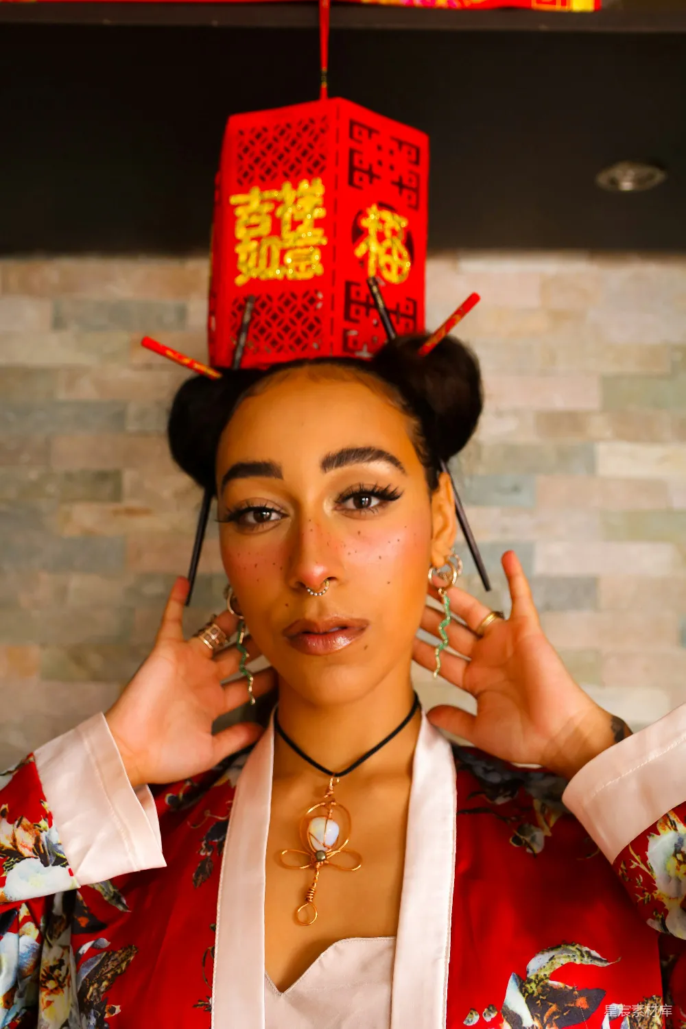 高清摄影  穿着红白相间的传统西装的女人