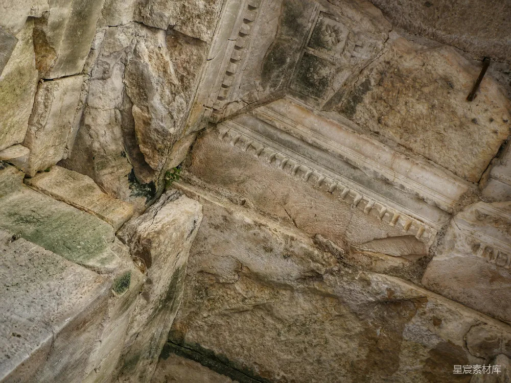 高清摄影  古代石结构建筑，带有装饰雕刻