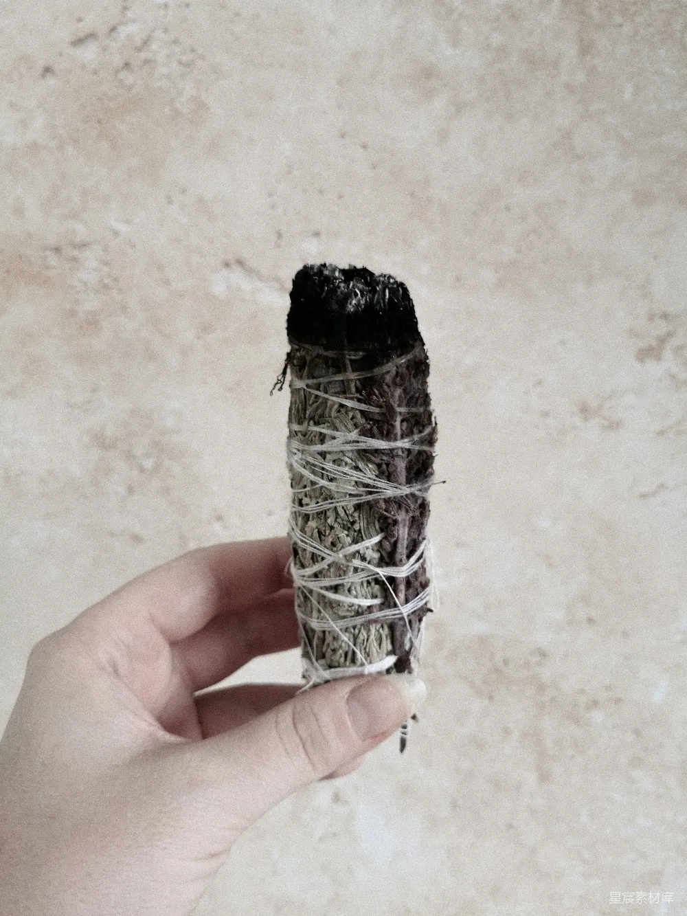 高清摄影  一只手拿着一个小冰激凌蛋筒