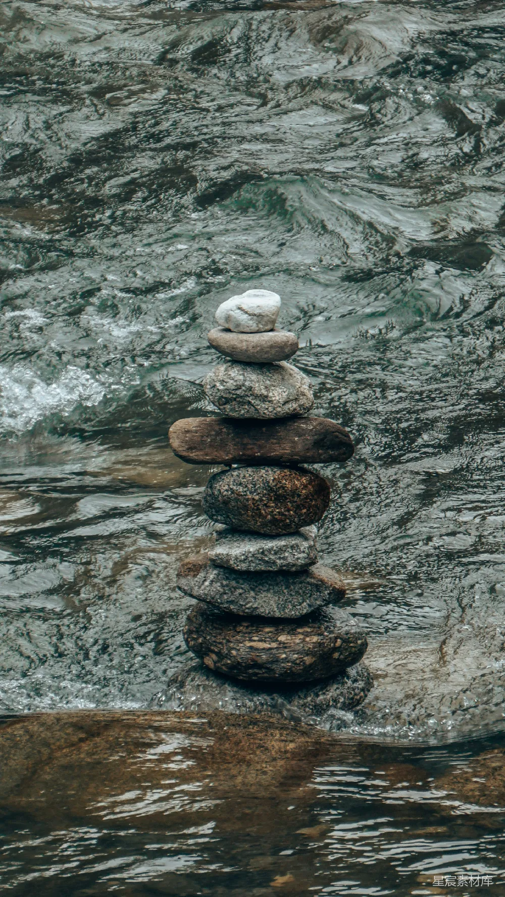 高清摄影  水中的石头堆