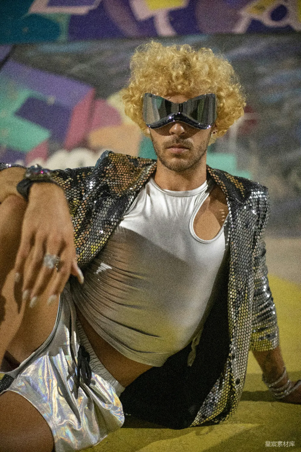 高清摄影  一个穿着银色服装并戴着一副墨镜的男人