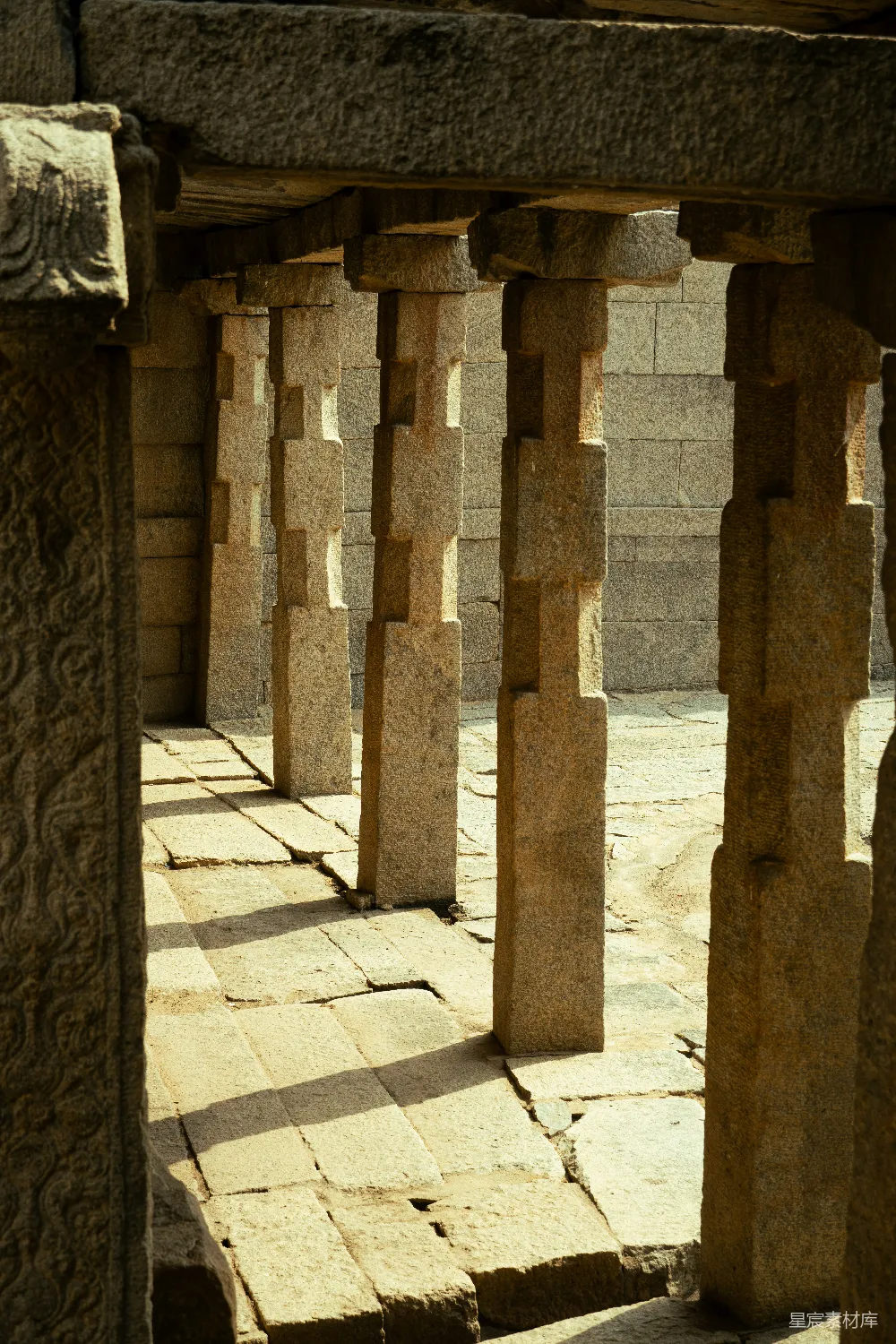 高清摄影 电影 古代印度寺庙的石柱和瓷砖地板