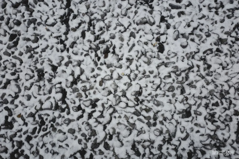 高清摄影  地面上有一大堆雪。