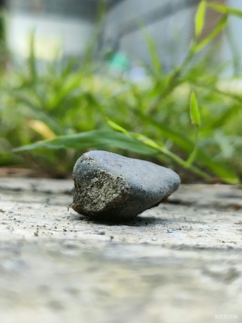 高清摄影  一块岩石坐落在覆盖着石头的地面上。