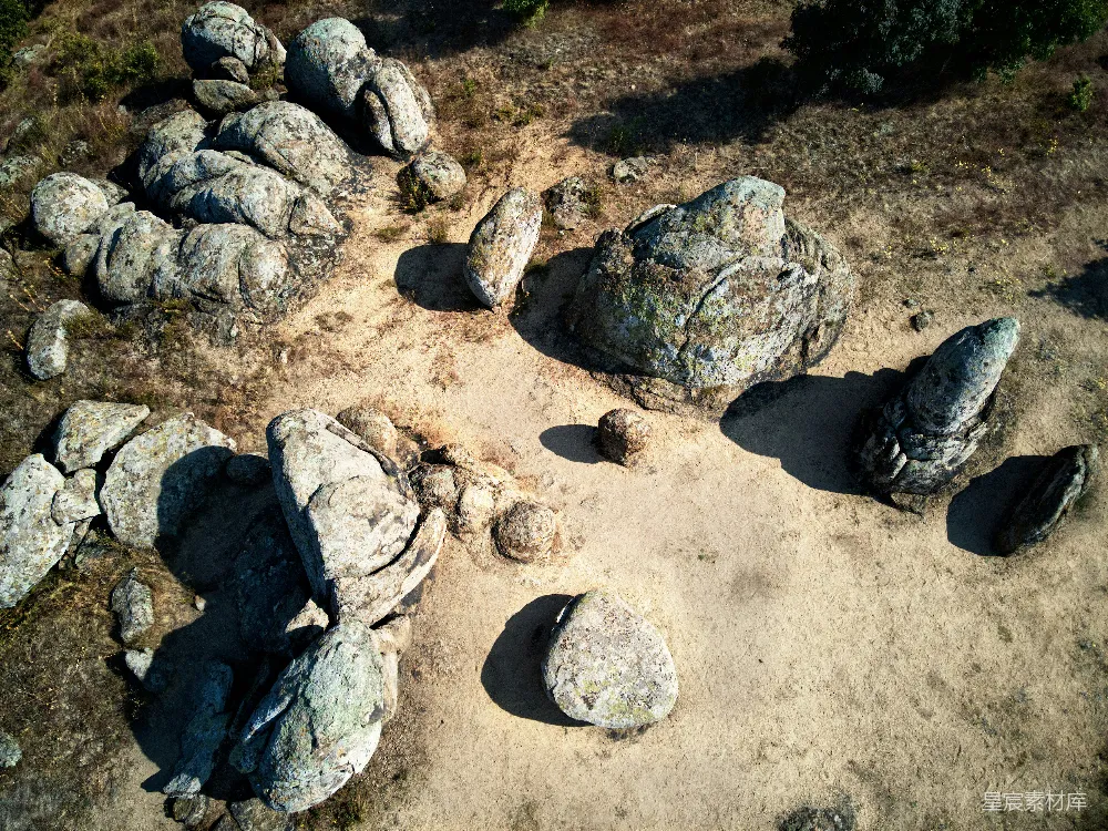 高清摄影 自然 一群岩石坐落在泥土场上