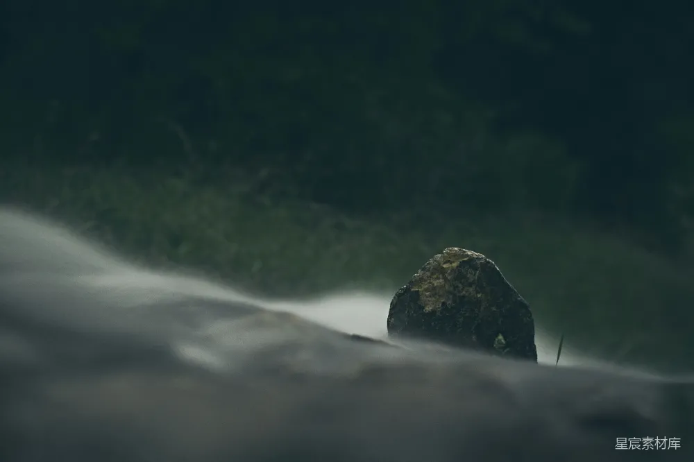 高清摄影  青山绿水旁