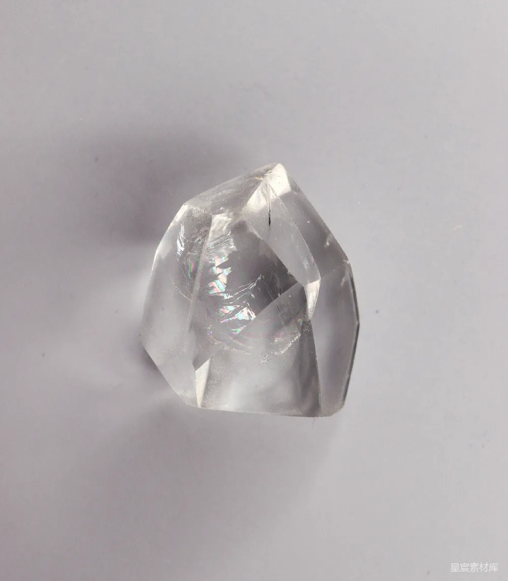高清摄影  一块清晰多面的水晶，背景为白色。