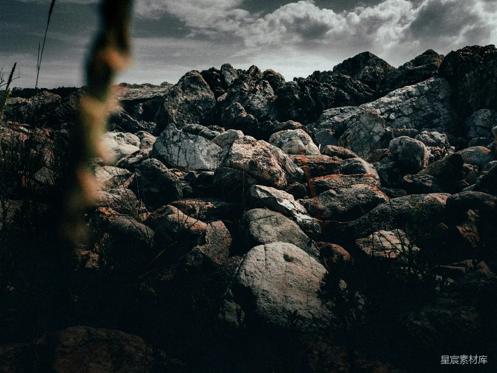 高清摄影  阴云密布的天空下，灰色的岩石山