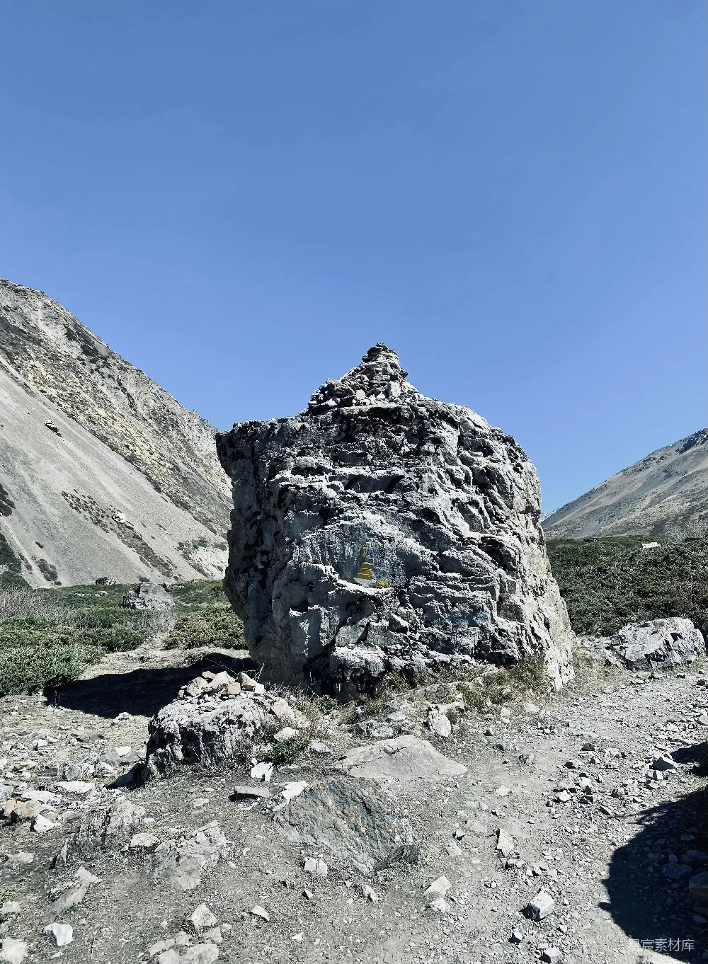 高清摄影 自然 一座大石头在岩石山上