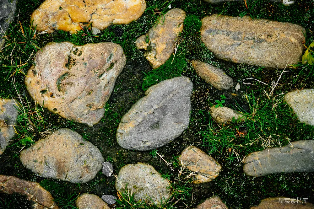 高清摄影  一堆岩石坐在草地上。