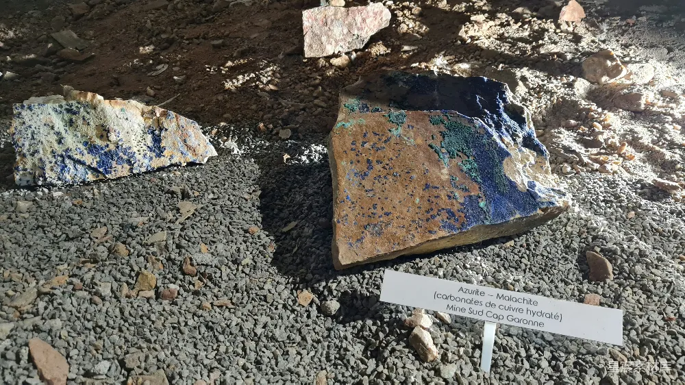高清摄影  地面上有一些岩石和一个标志牌。