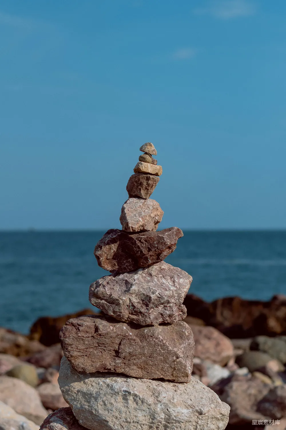 高清摄影  白天水边的灰色和棕色石头