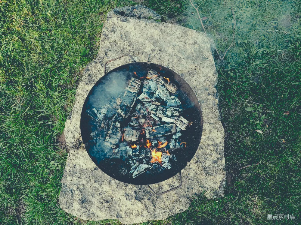 高清摄影  黑色圆形混凝土篝火坑