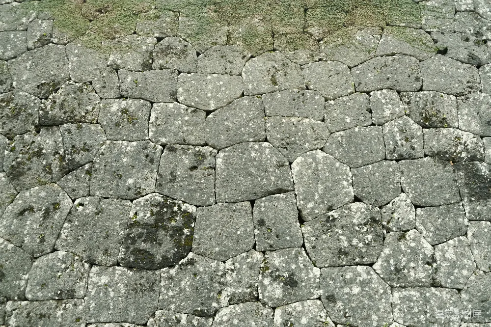 高清摄影  一条石子路中间有一块草地