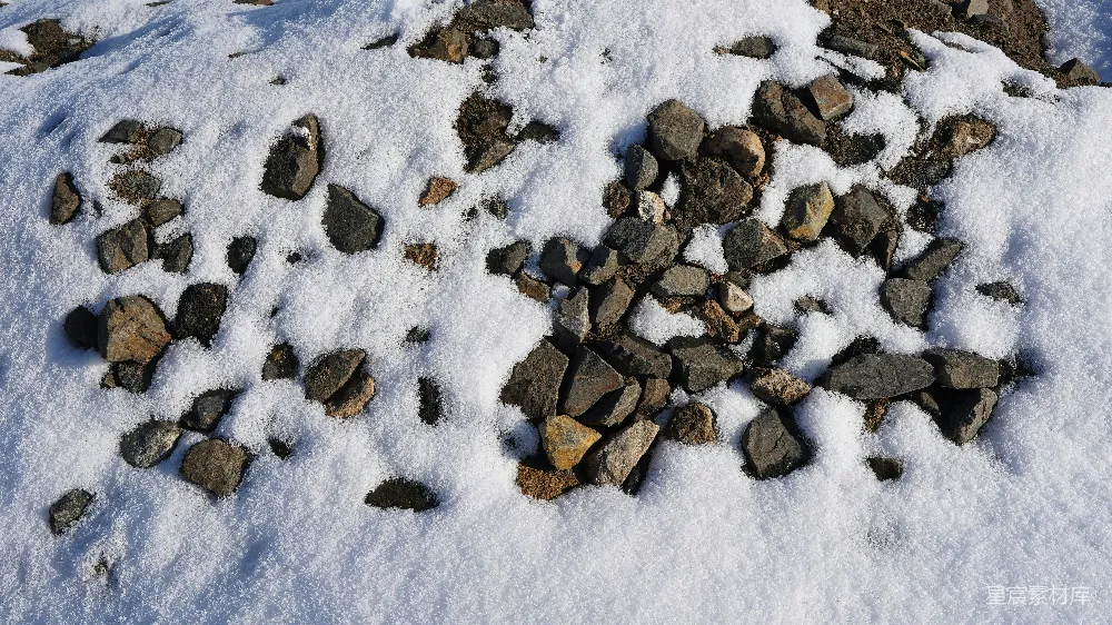 高清摄影  地面上的岩石和积雪