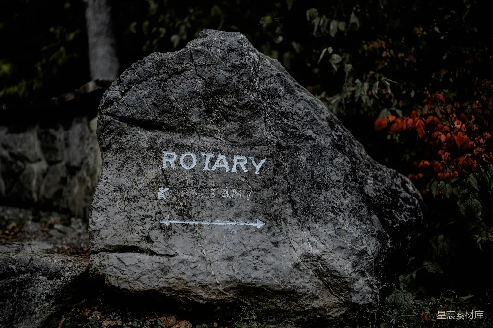 高清摄影  一块刻有“rotary”字样的大石头。
