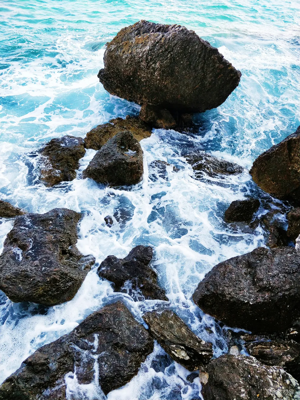 高清摄影  岩石海岸在白天