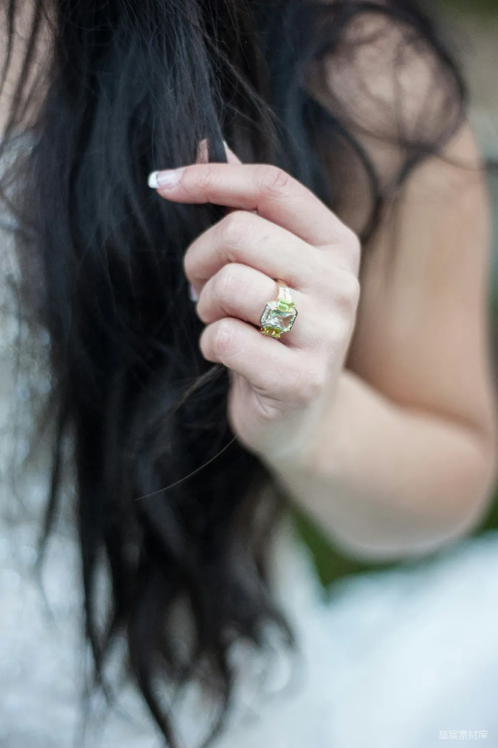 高清摄影  女人的手上戴着一枚大订婚戒指