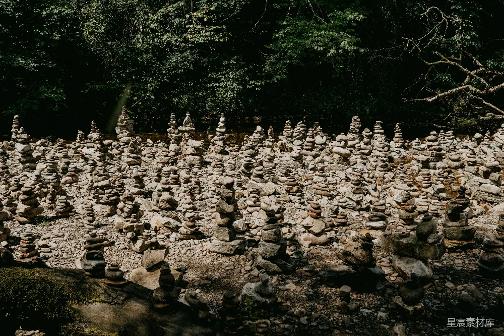 高清摄影  白天河流中的灰色岩石