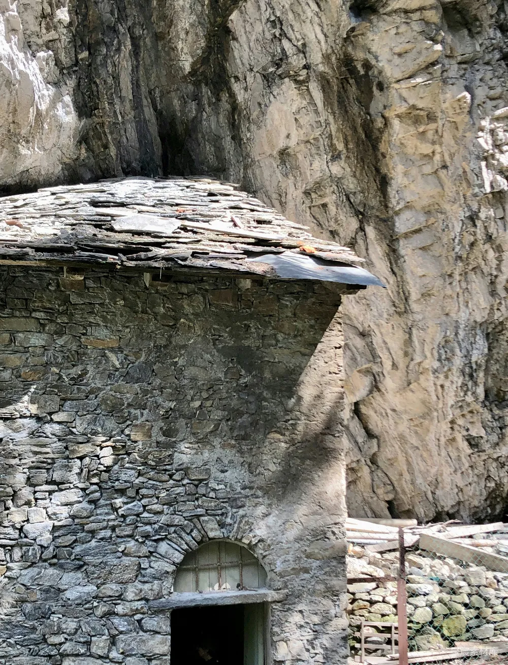 高清摄影 旅行 一座中间有门的石头建筑